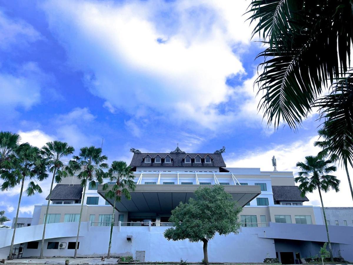 Horison Ultima Bandara Balikpapan Hotel Sepinggang Kecil Buitenkant foto